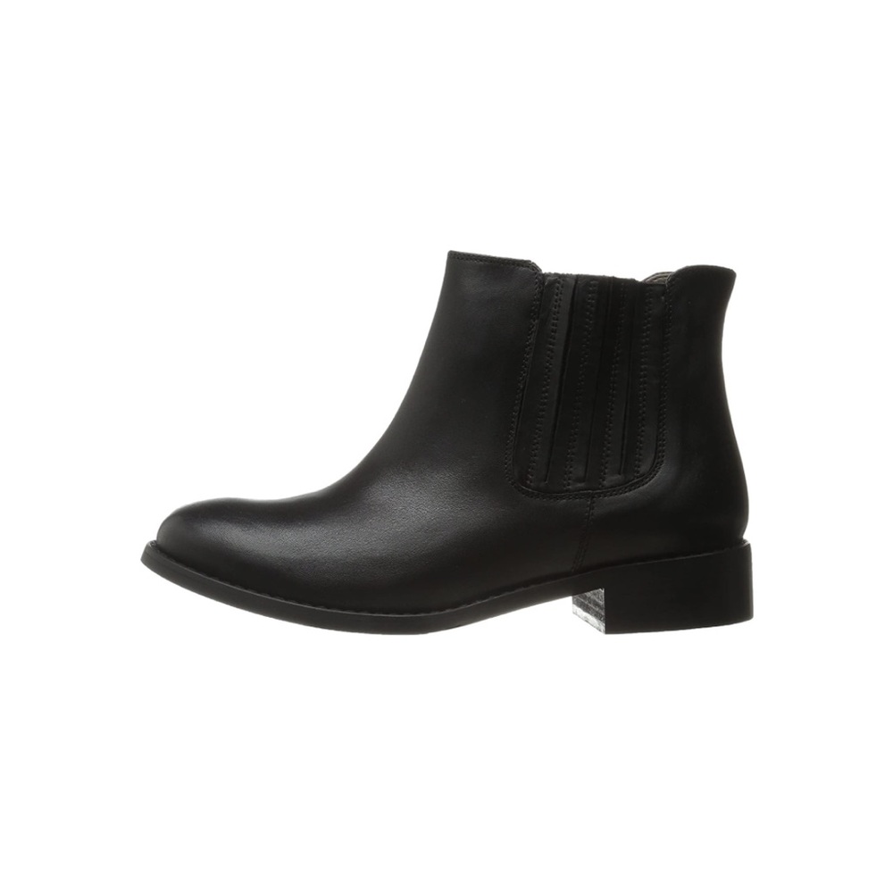 Bella Vita Liv Italy Black Leather Chelsea Booties